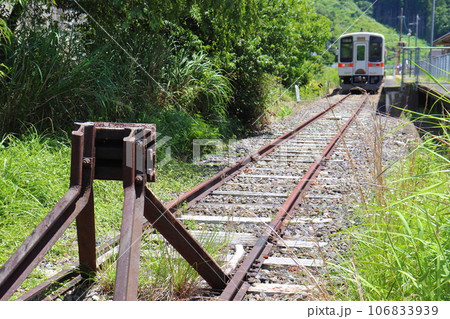 盲腸線 終着駅の第2種車止めと列車 （JR名松線 伊勢奥津駅） 106833939