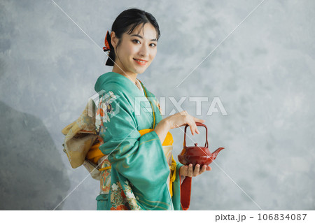 振袖の女性 お正月 お屠蘇 振袖の女性 お正月 お屠蘇 106834087