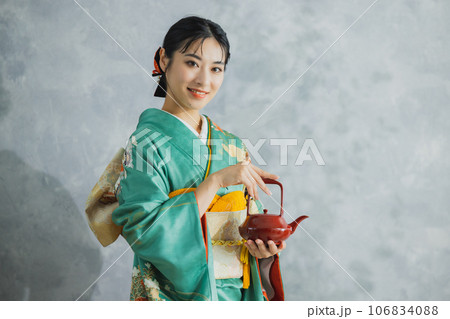 振袖の女性 お正月 お屠蘇 振袖の女性 お正月 お屠蘇 106834088