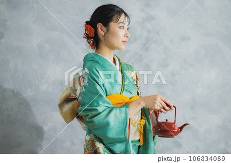 振袖の女性　お正月　お屠蘇　 106834089