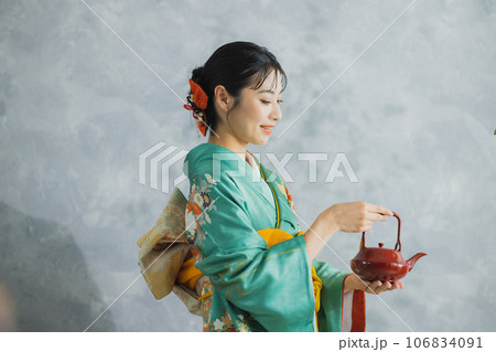 振袖の女性 お正月 お屠蘇 振袖の女性 お正月 お屠蘇 106834091