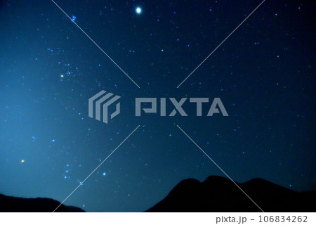 昇るオリオン座　大分県九重町　くじゅう長者原の星空　やまなみハイウェイの星空 106834262