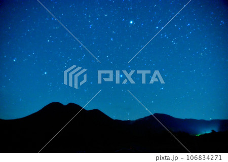 星降る夜空　大分県九重町　くじゅう長者原の星空　やまなみハイウェイの星空 106834271
