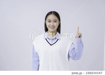 白バックの1番のポーズをする女子学生のポートレート 106834347