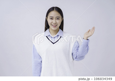 白バックのポーズをする女子学生のポートレート 106834349