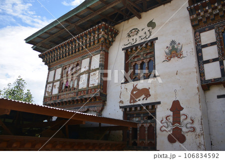 幸せの国ブータン 伝統的な魔除け「ポー」の壁画のある風景（Punakha, Bhutan） 106834592
