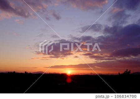 静かな夕暮れは優しいオレンジ色 106834700