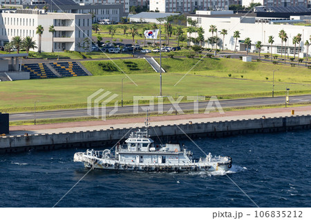 韓国済州島西帰浦江汀港　運行サポートするタグボート 106835212