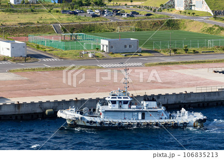韓国済州島西帰浦江汀港　運行サポートするタグボート 106835213