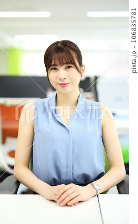オフィスで仕事をする女性イメージ オフィスで仕事をする女性イメージ 106835781