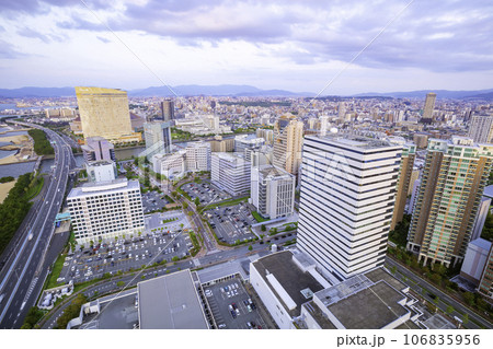 福岡タワーから見る福岡市の素晴らしい夕景 福岡タワーから見る福岡市の素晴らしい夕景 106835956