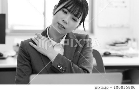 疲れを感じる女性会社員モノクロイメージ 106835986