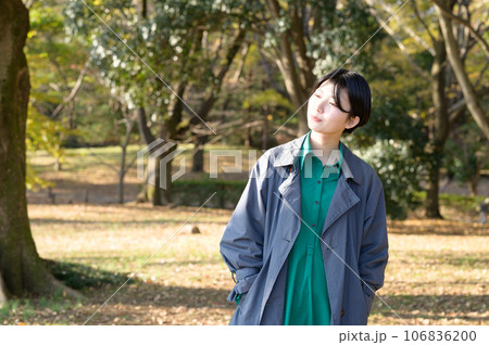 秋晴れの公園を楽しむ女性 106836200