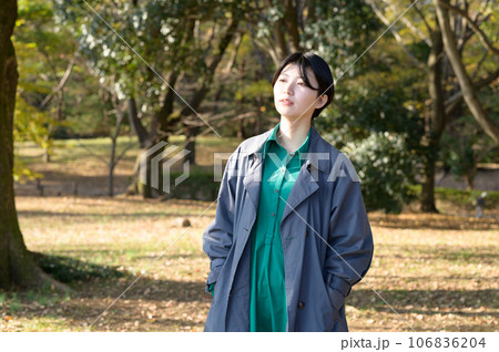 秋晴れの公園を楽しむ女性 秋晴れの公園を楽しむ女性 106836204