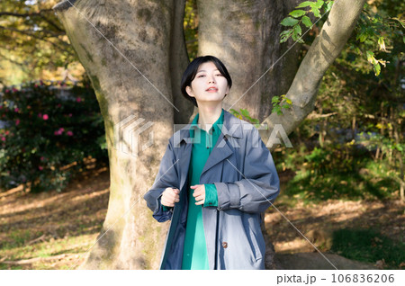 秋晴れの公園を楽しむ女性 106836206