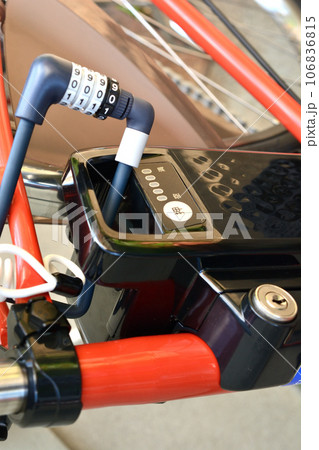 電動自転車のバッテリーとワイヤーキー 電動自転車のバッテリーとワイヤーキー 106836815