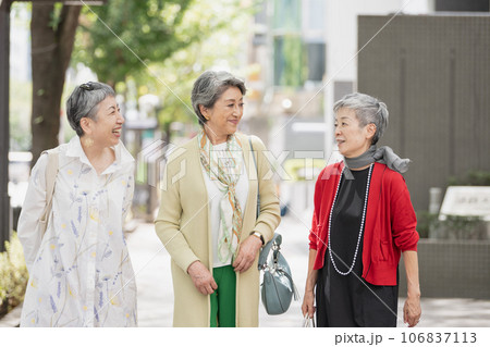おしゃれをして街を歩くグレイヘアのシニア女性 おしゃれをして街を歩くグレイヘアのシニア女性 106837113