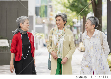 おしゃれをして街を歩くグレイヘアのシニア女性 106837114
