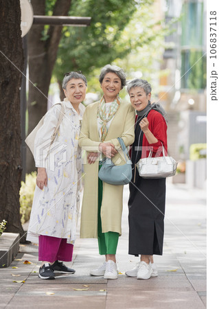 おしゃれをして街を歩くグレイヘアのシニア女性 106837118