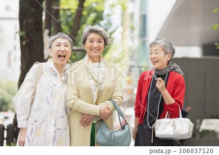 おしゃれをして街を歩くグレイヘアのシニア女性 106837120