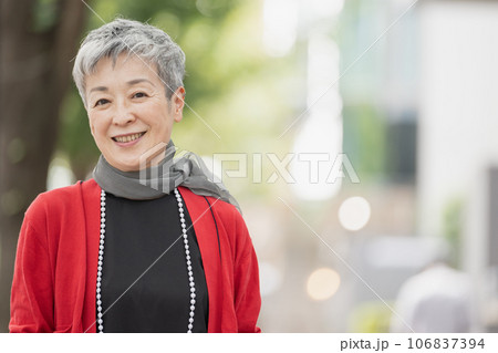おしゃれをして街を歩くグレイヘアのシニア女性 おしゃれをして街を歩くグレイヘアのシニア女性 106837394