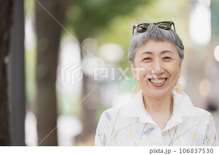 おしゃれをして街を歩くグレイヘアのシニア女性 106837530