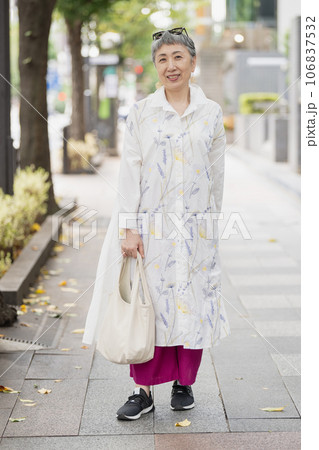 おしゃれをして街を歩くグレイヘアのシニア女性 おしゃれをして街を歩くグレイヘアのシニア女性 106837532