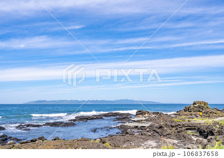 利尻島大磯から礼文島を望む 岩場 利尻島大磯から礼文島を望む 岩場 106837658