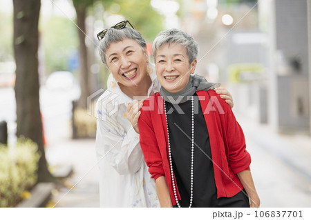 おしゃれをして街を歩くグレイヘアのシニア女性 106837701