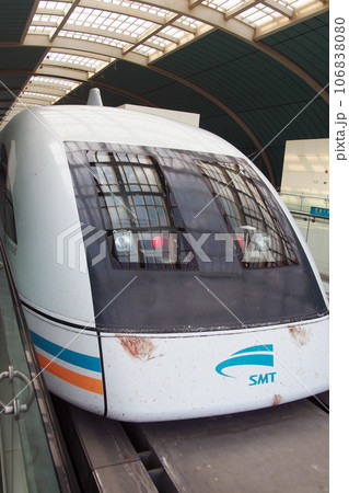 中国・上海・浦東のリニアモーターカー 106838080