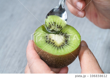 キウイ　食べる 106838612