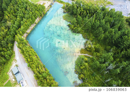北海道 美瑛の「白金青い池」を空撮 北海道 美瑛の「白金青い池」を空撮 106839063