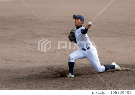 サウスポーの投球（高校野球） 106839409