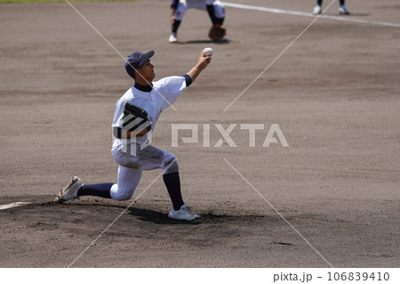 左腕投手の投球（高校野球） 106839410