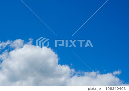 【写真素材】 青空　空　雲　真夏の空　背景　背景素材　8月　コピースペース	 106840408