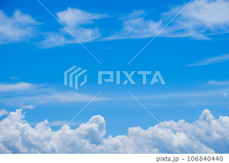 【写真素材】 青空　空　雲　真夏の空　背景　背景素材　8月　コピースペース	 106840440
