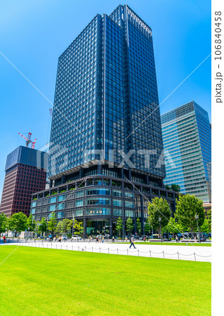【東京都】東京駅前にそびえる新丸の内ビルディング 106840458