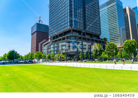 【東京都】東京駅前にそびえる新丸の内ビルディング 106840459