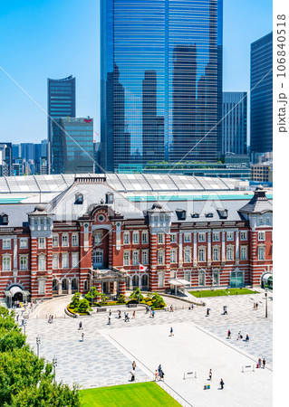【東京都】たくさんのビルに囲まれた東京駅 106840518