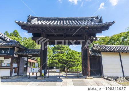 京都　醍醐寺　三宝院山門 106841087