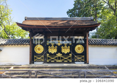 京都　醍醐寺　三宝院　唐門（勅使門） 106841090