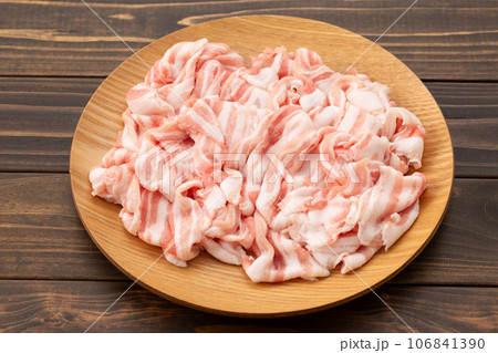 豚バラ肉の薄切り 106841390