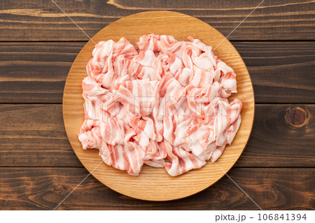 豚バラ肉の薄切り 106841394