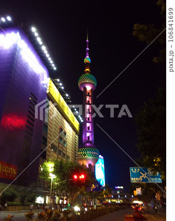 夜の中国・上海・浦東の東方明珠 106841699