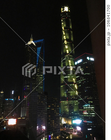 夜の中国・上海・浦東の上海タワー 106841700