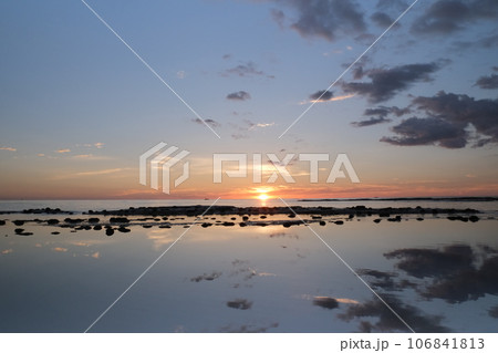 石見畳ヶ浦　水面に映る夕陽　水鏡　ウユニ塩湖 106841813