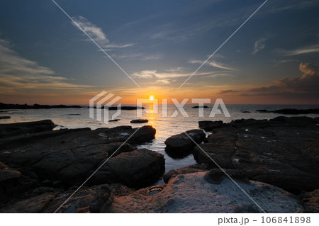 石見畳ヶ浦　水面に映る夕陽　水鏡　ウユニ塩湖 106841898