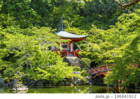 京都　醍醐寺　新緑に包まれた弁天堂 106841912