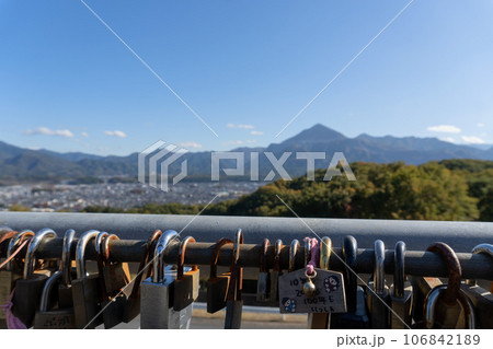 展望デッキに付けた沢山の鍵と絵馬【秩父ミューズパーク】埼玉県日本 106842189