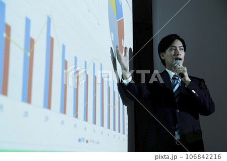 ビジネスセミナーで講演をする若いビジネスマンの男性 106842216